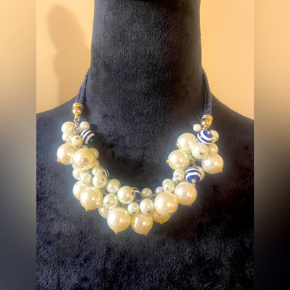 Woman’s necklace 💙🤍💙